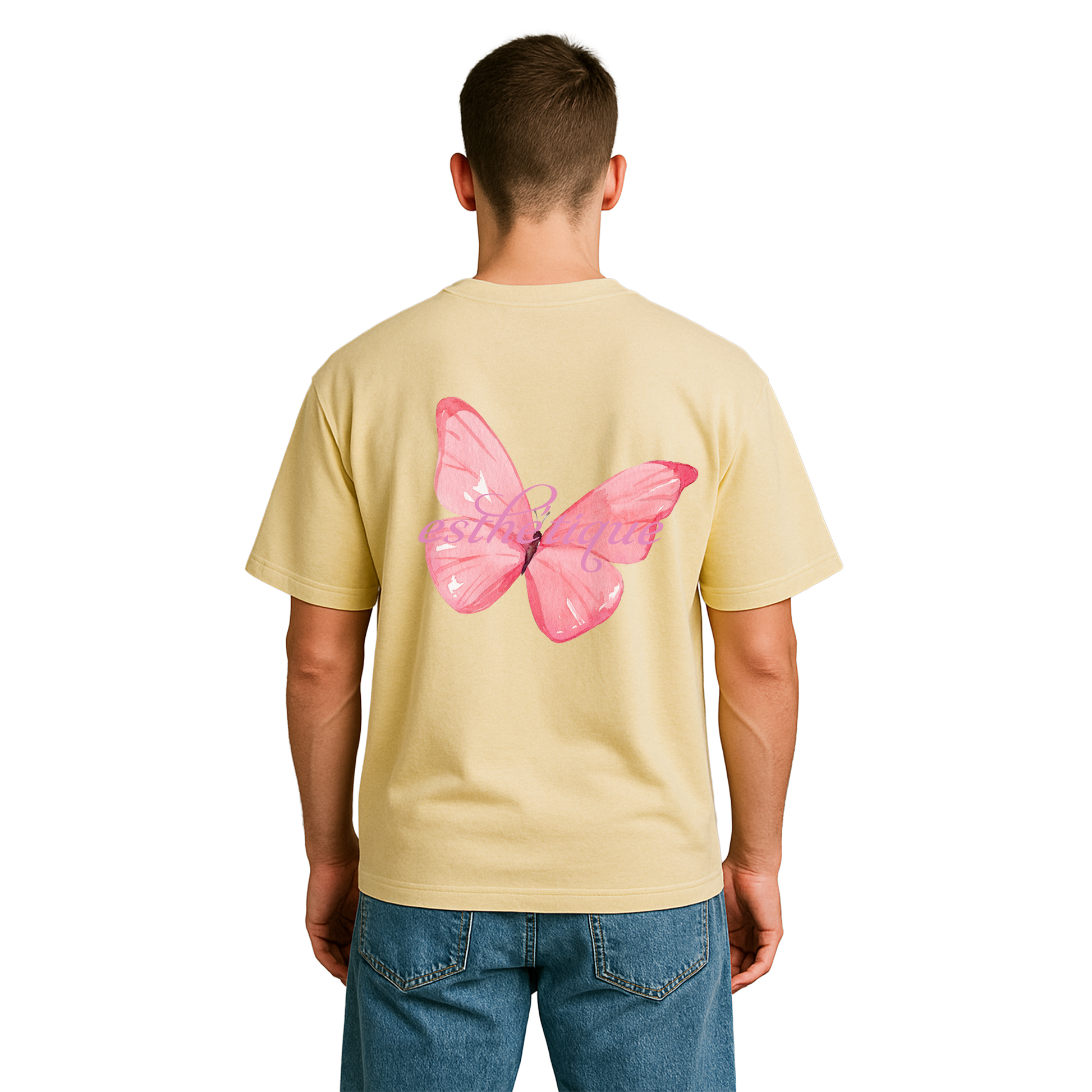Pastellgelbes T-Shirt mit großem pinkem Schmetterling und dem Schriftzug ‚esthétique‘ auf dem Rücken – feminines, verspieltes Backprint-Shirt im Sommer-Streetwear-Stil