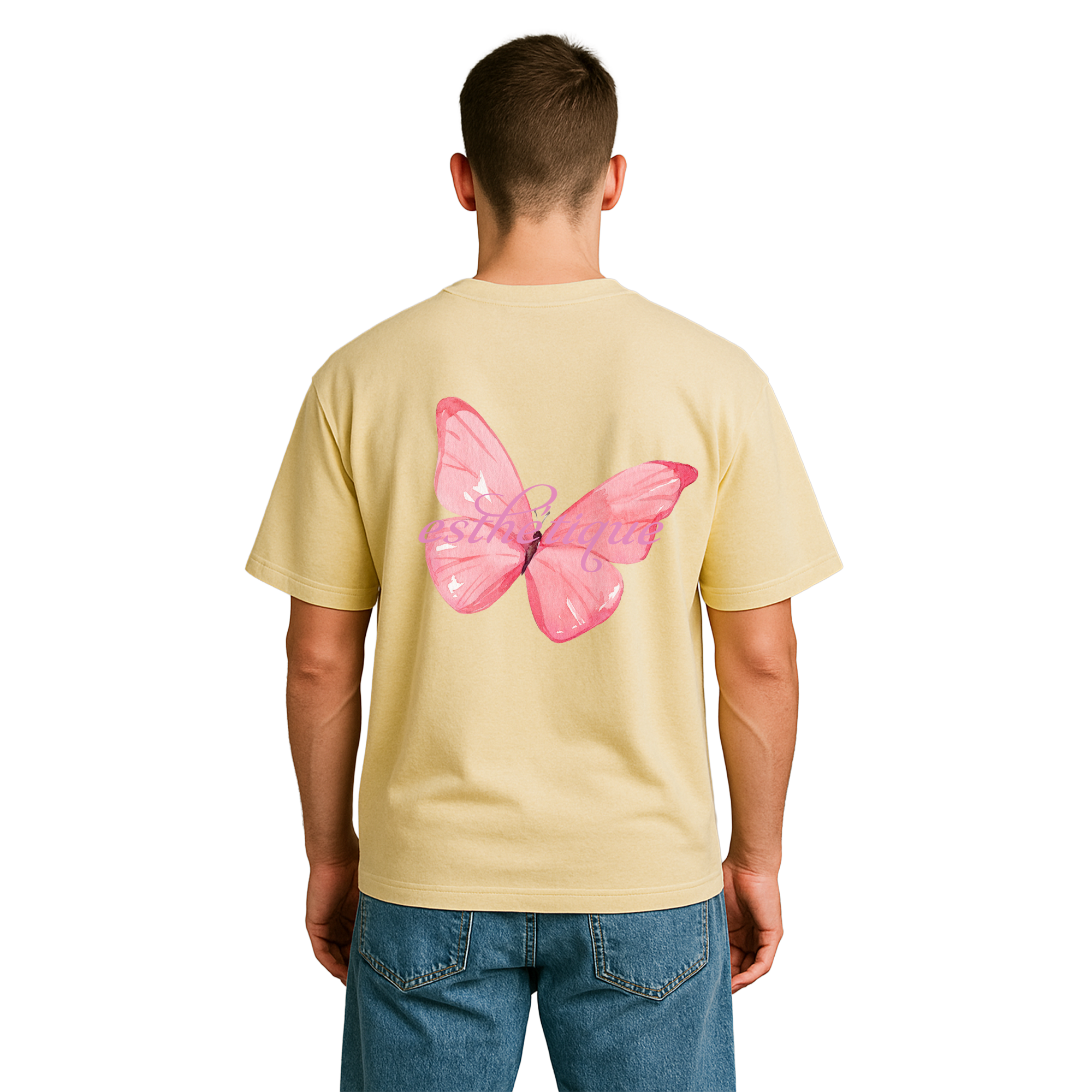 Pastellgelbes T-Shirt mit großem pinkem Schmetterling und dem Schriftzug ‚esthétique‘ auf dem Rücken – feminines, verspieltes Backprint-Shirt im Sommer-Streetwear-Stil