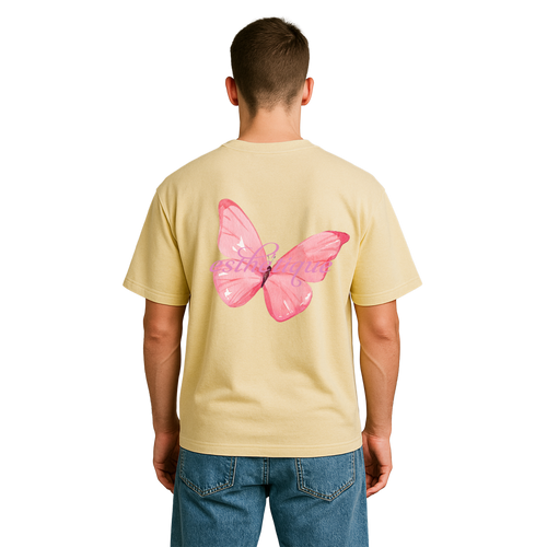 Pastellgelbes T-Shirt mit großem pinkem Schmetterling und dem Schriftzug ‚esthétique‘ auf dem Rücken – feminines, verspieltes Backprint-Shirt im Sommer-Streetwear-Stil