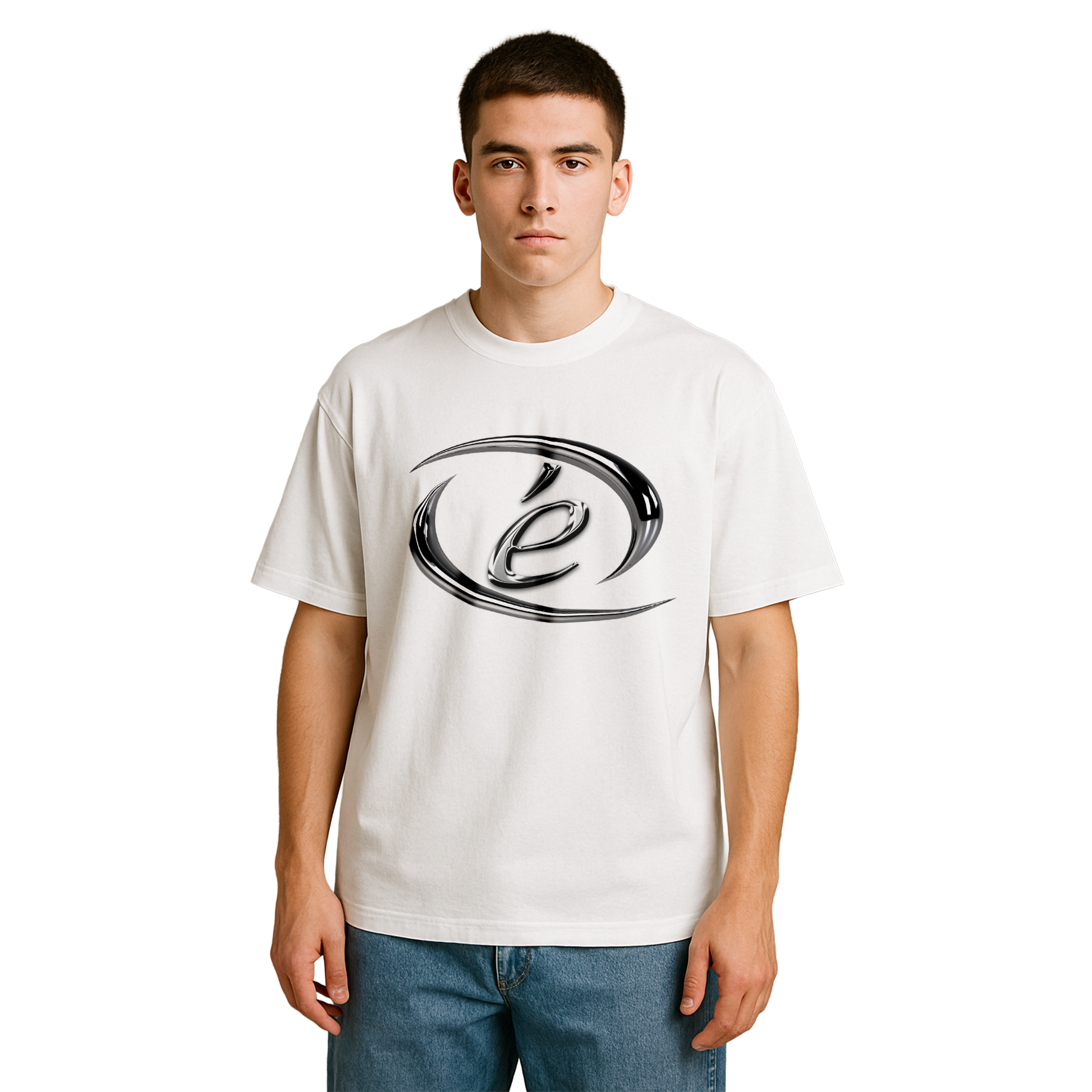 „Weißes T-Shirt mit großem glänzendem Chrome-Logo ‚é‘ in schwarz-silbernem Wirbel-Design – futuristisches Streetwear Piece im Y2K-Look“