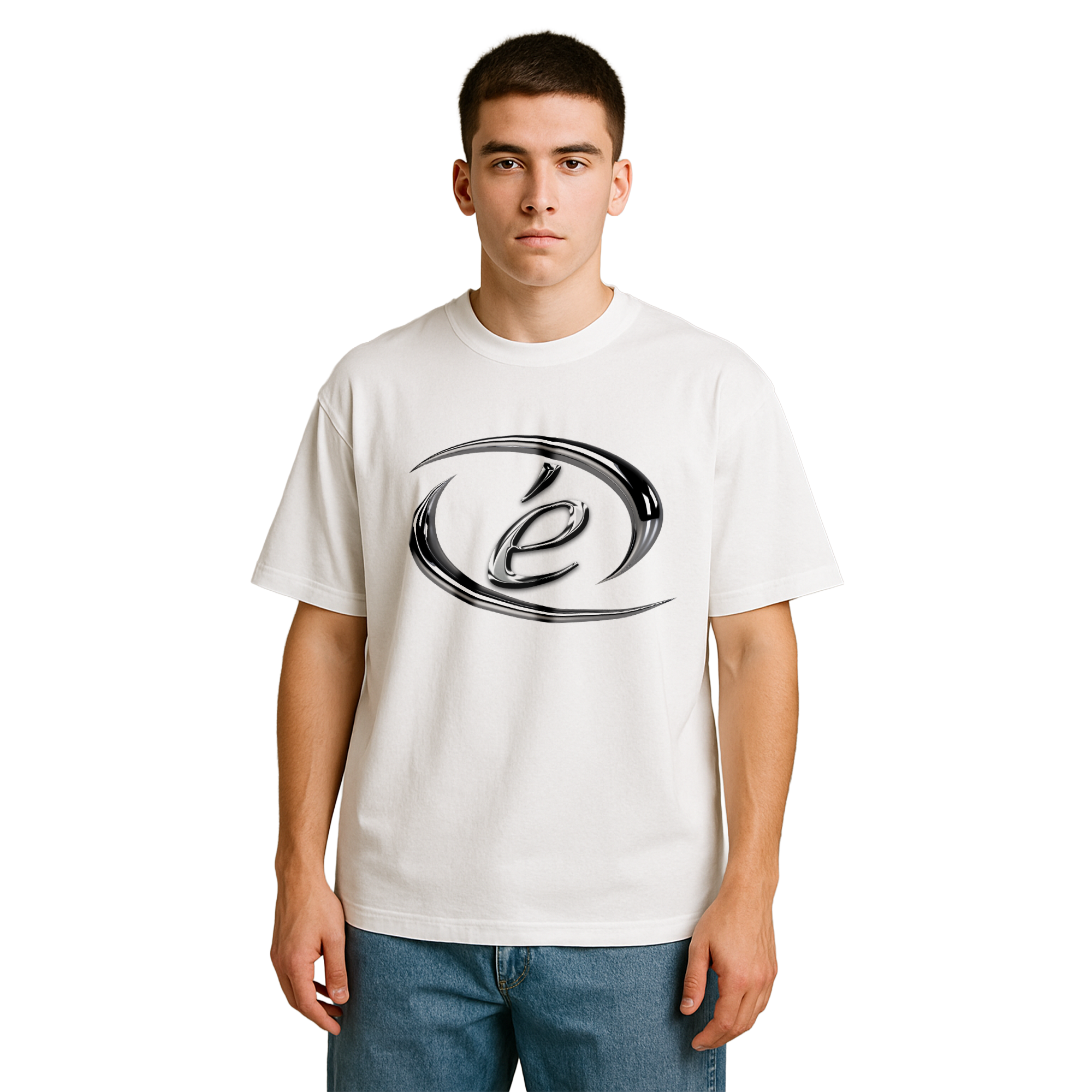 „Weißes T-Shirt mit großem glänzendem Chrome-Logo ‚é‘ in schwarz-silbernem Wirbel-Design – futuristisches Streetwear Piece im Y2K-Look“