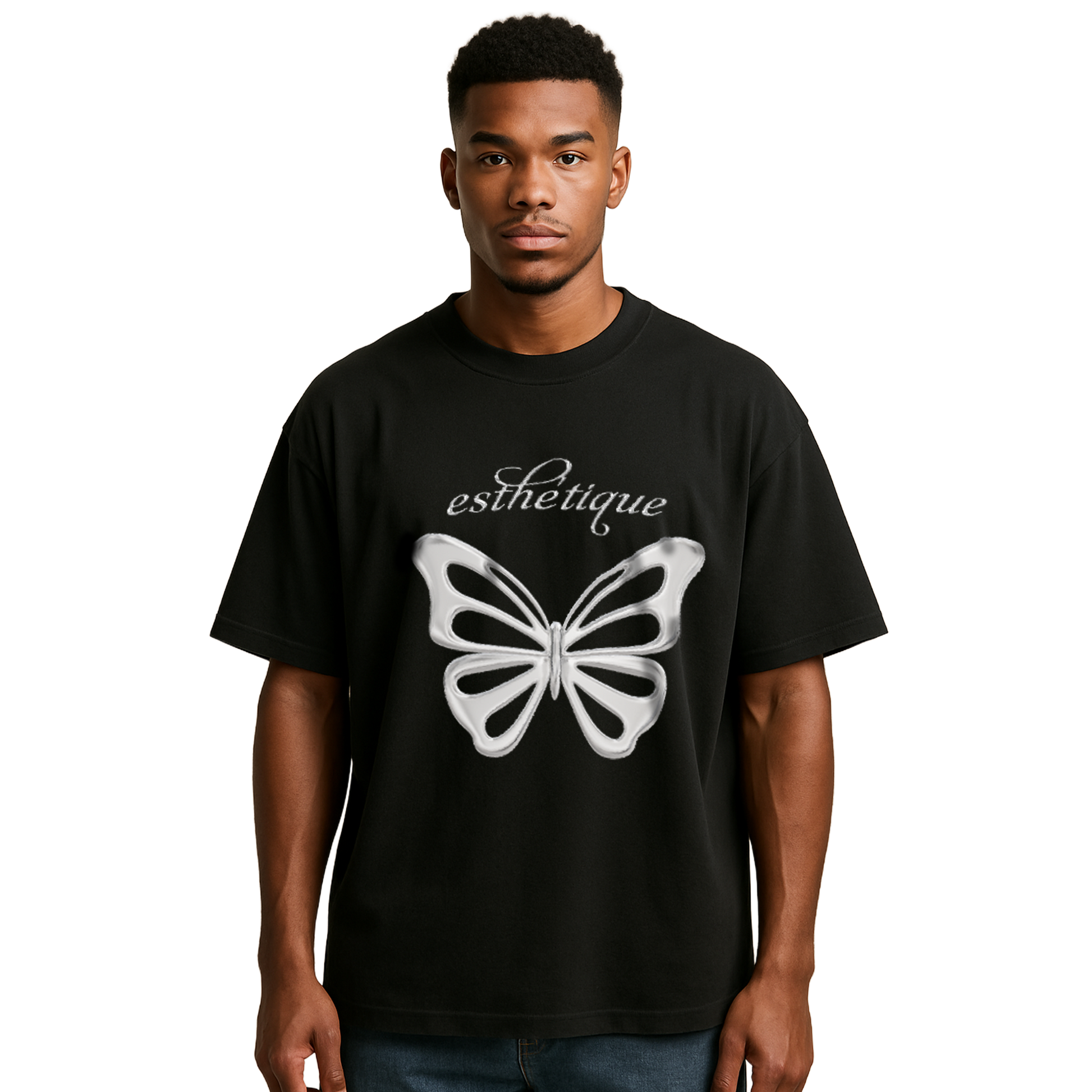 „Schwarzes T-Shirt mit großem Chrome-Schmetterlingsmotiv und dem Schriftzug ‚esthetique‘ in geschwungener Schrift – futuristisches Y2K-Streetwear-Design“