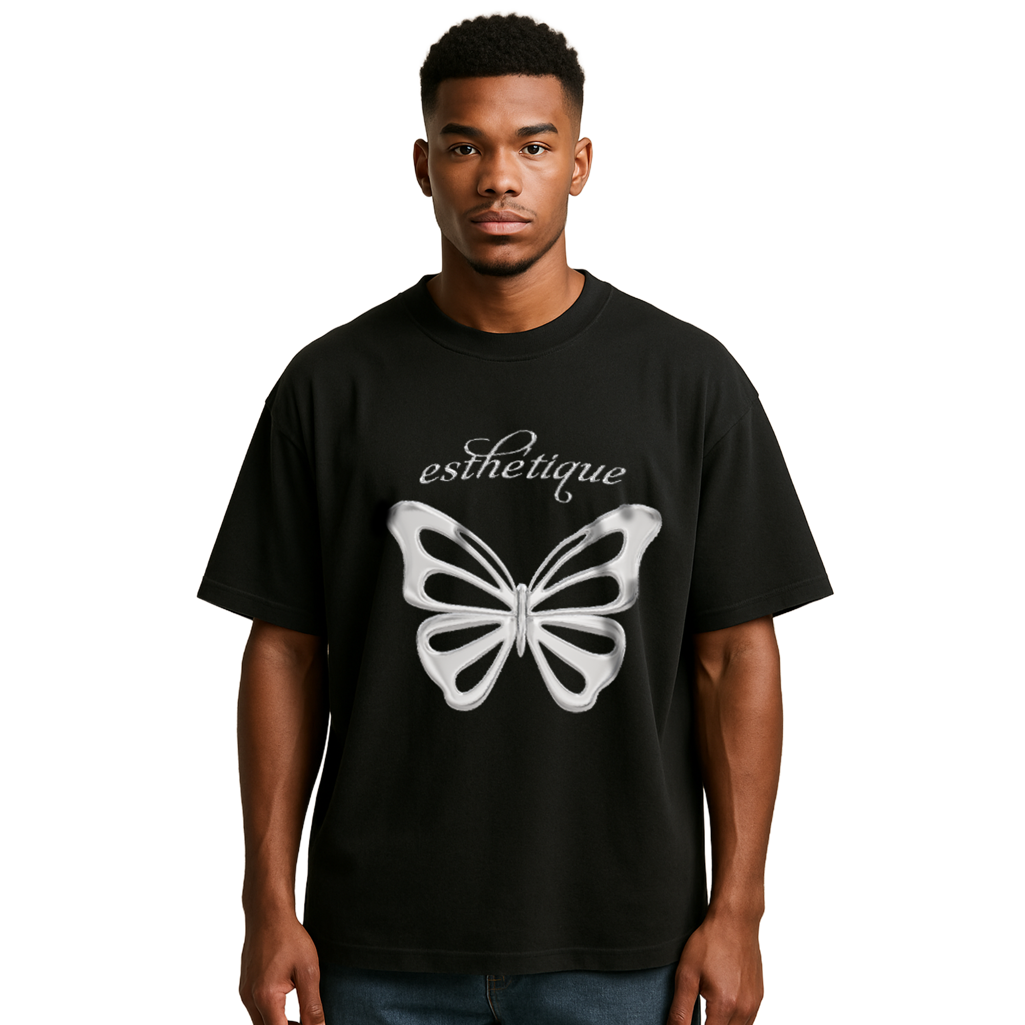 „Schwarzes T-Shirt mit großem Chrome-Schmetterlingsmotiv und dem Schriftzug ‚esthetique‘ in geschwungener Schrift – futuristisches Y2K-Streetwear-Design“