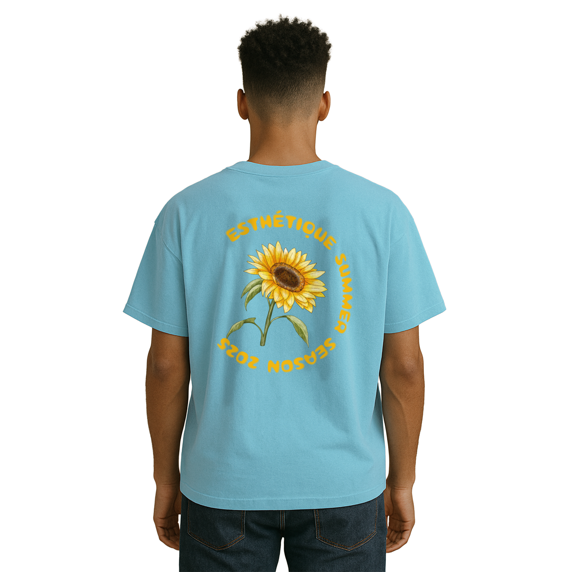 „Hellblaues T-Shirt mit großem Sonnenblumenmotiv und dem Schriftzug ‚ESTHÉTIQUE SUMMER SEASON 2025‘ in leuchtendem Gelb – stylisches Backprint-Shirt im Sommer-Streetwear-Look“