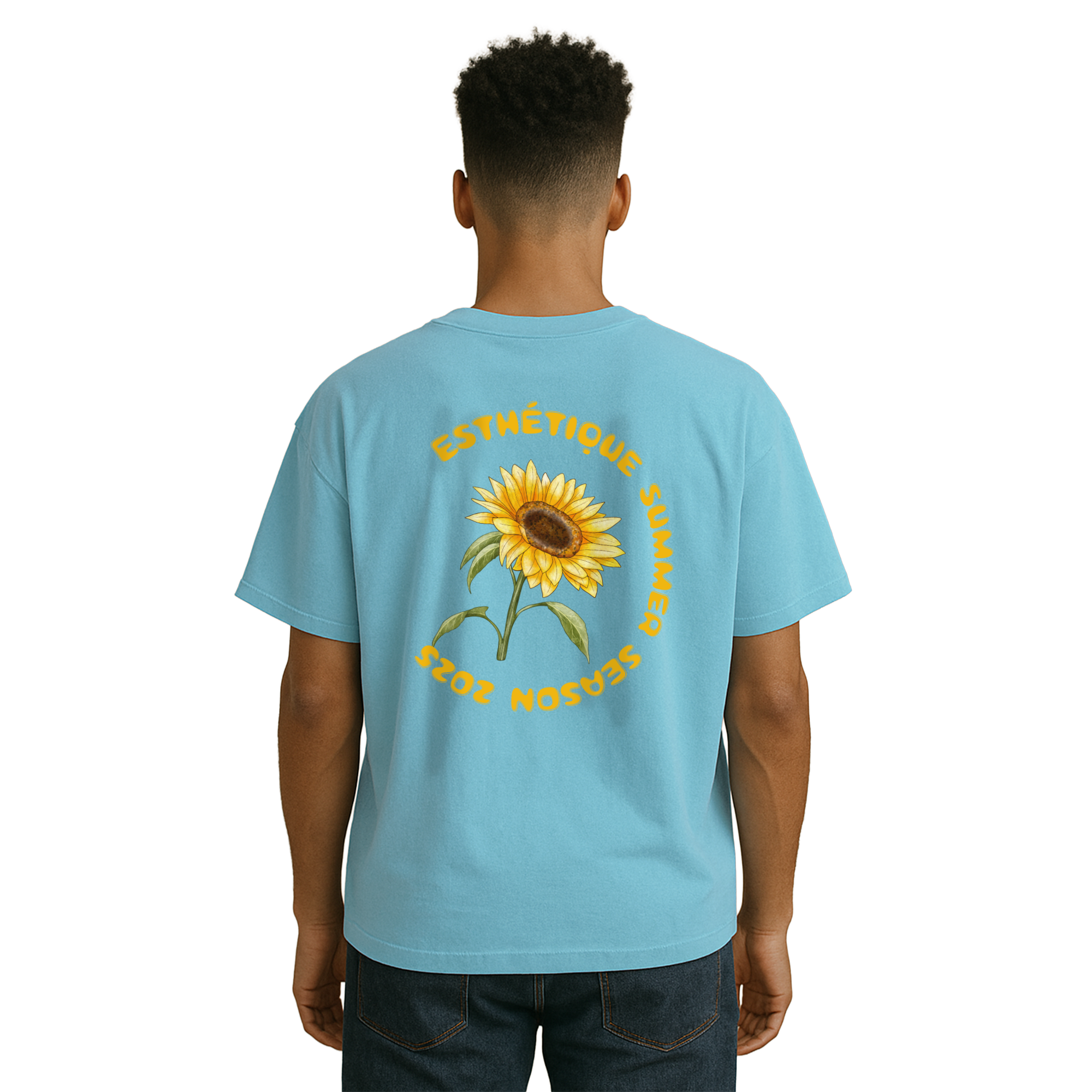„Hellblaues T-Shirt mit großem Sonnenblumenmotiv und dem Schriftzug ‚ESTHÉTIQUE SUMMER SEASON 2025‘ in leuchtendem Gelb – stylisches Backprint-Shirt im Sommer-Streetwear-Look“