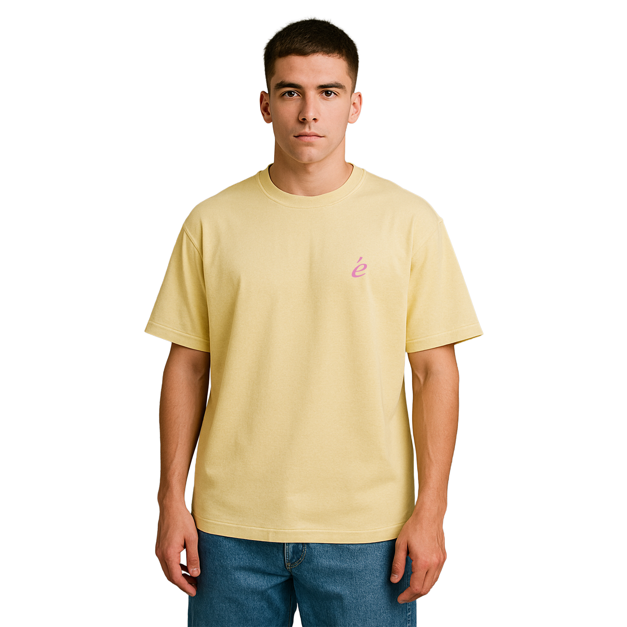 „Pastellgelbes T-Shirt mit kleinem pinkem é-Logo auf der linken Brust – minimalistisches Sommer-Shirt mit verspieltem Streetwear-Twist“