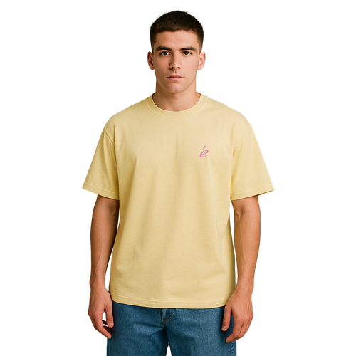 „Pastellgelbes T-Shirt mit kleinem pinkem é-Logo auf der linken Brust – minimalistisches Sommer-Shirt mit verspieltem Streetwear-Twist“