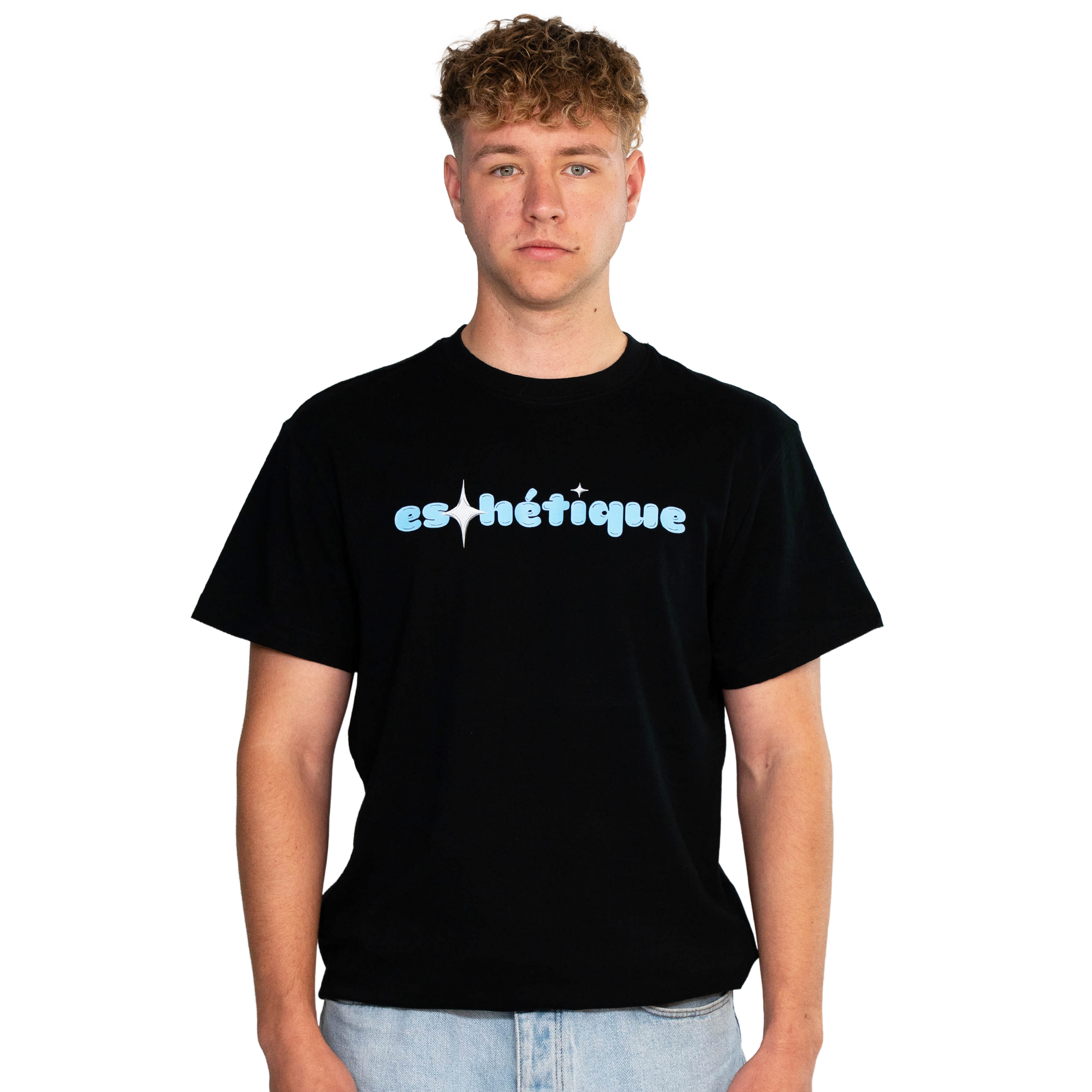 Schwarzes estclo T-Shirt mit hellblauem ‚eshétique‘-Print, frontal aufgenommen im Studio mit Model
