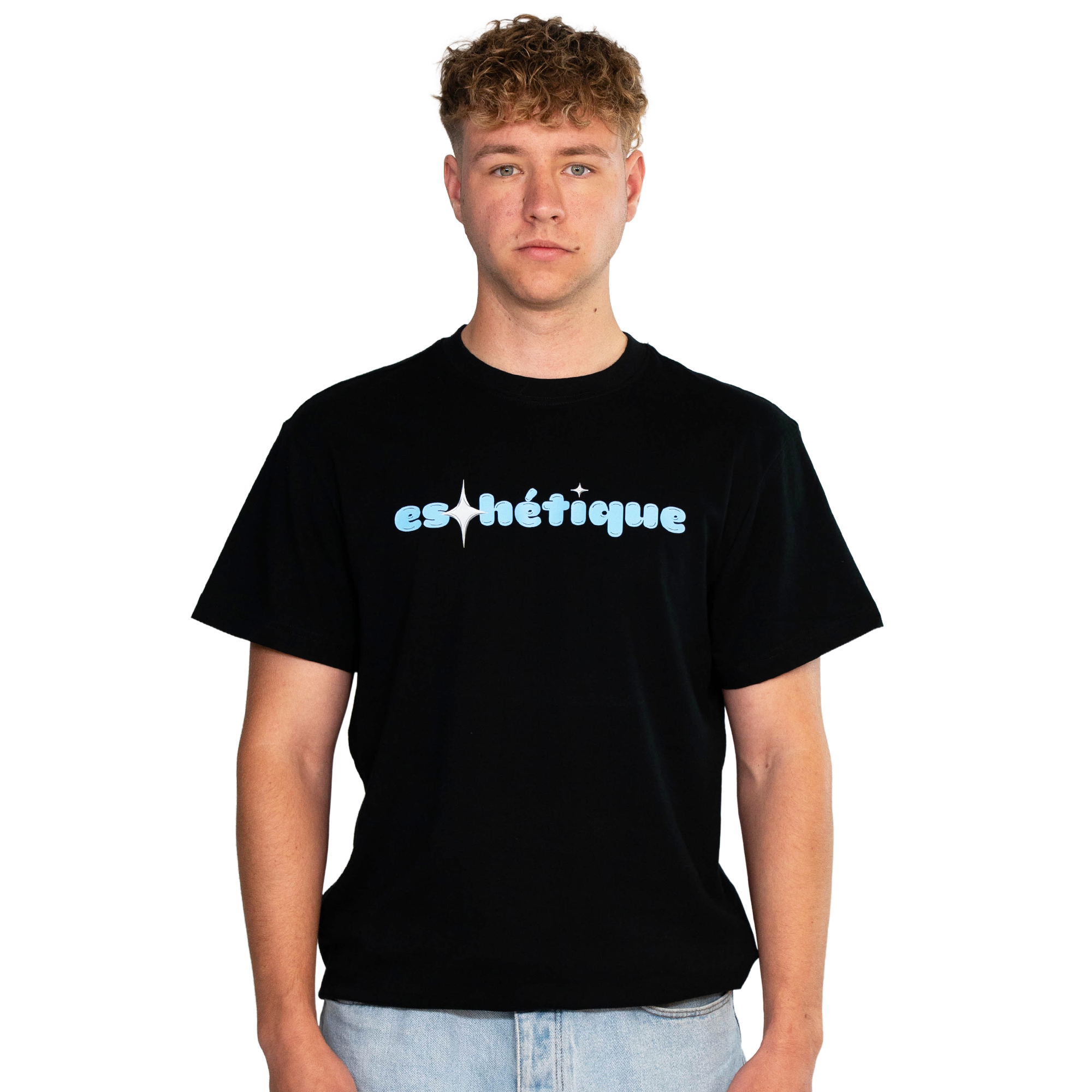 Schwarzes estclo T-Shirt mit hellblauem ‚eshétique‘-Print, frontal aufgenommen im Studio mit Model