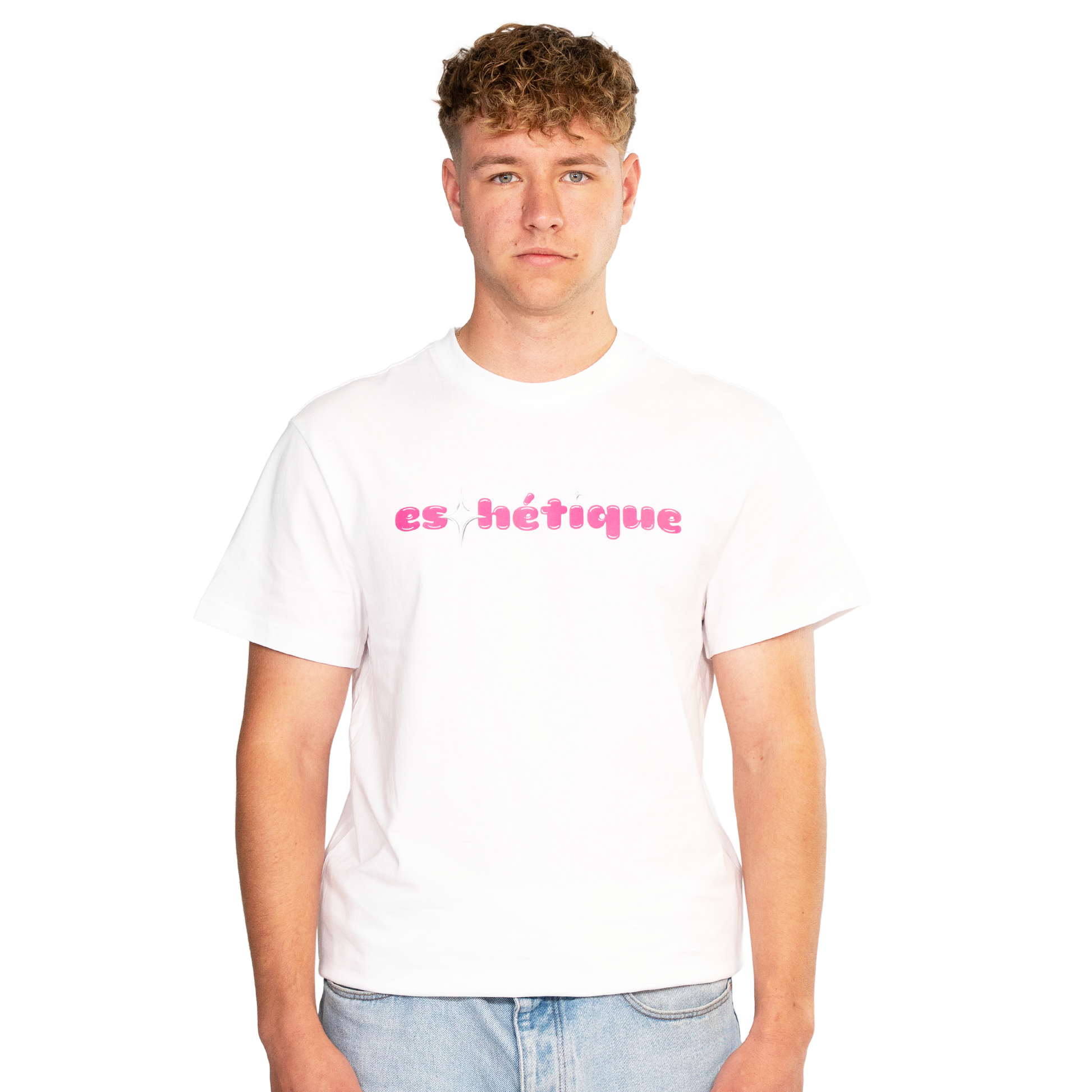 Weißes estclo T-Shirt mit pinkem ‚eshétique‘-Print, frontal aufgenommen im Studio mit Model