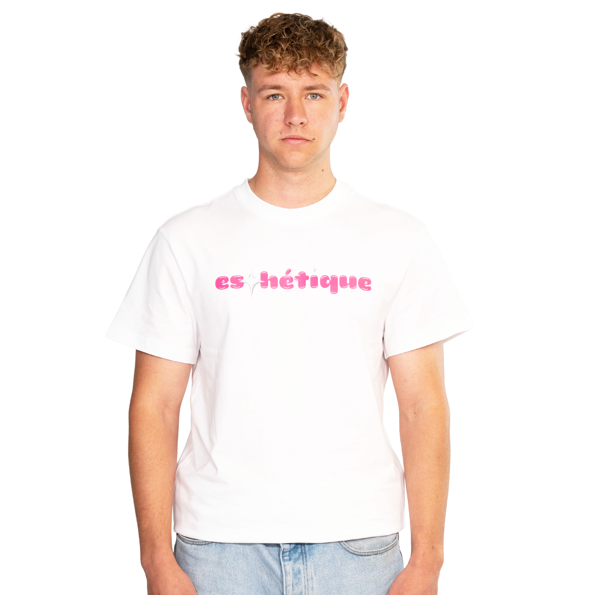 Weißes estclo T-Shirt mit pinkem ‚eshétique‘-Print, frontal aufgenommen im Studio mit Model