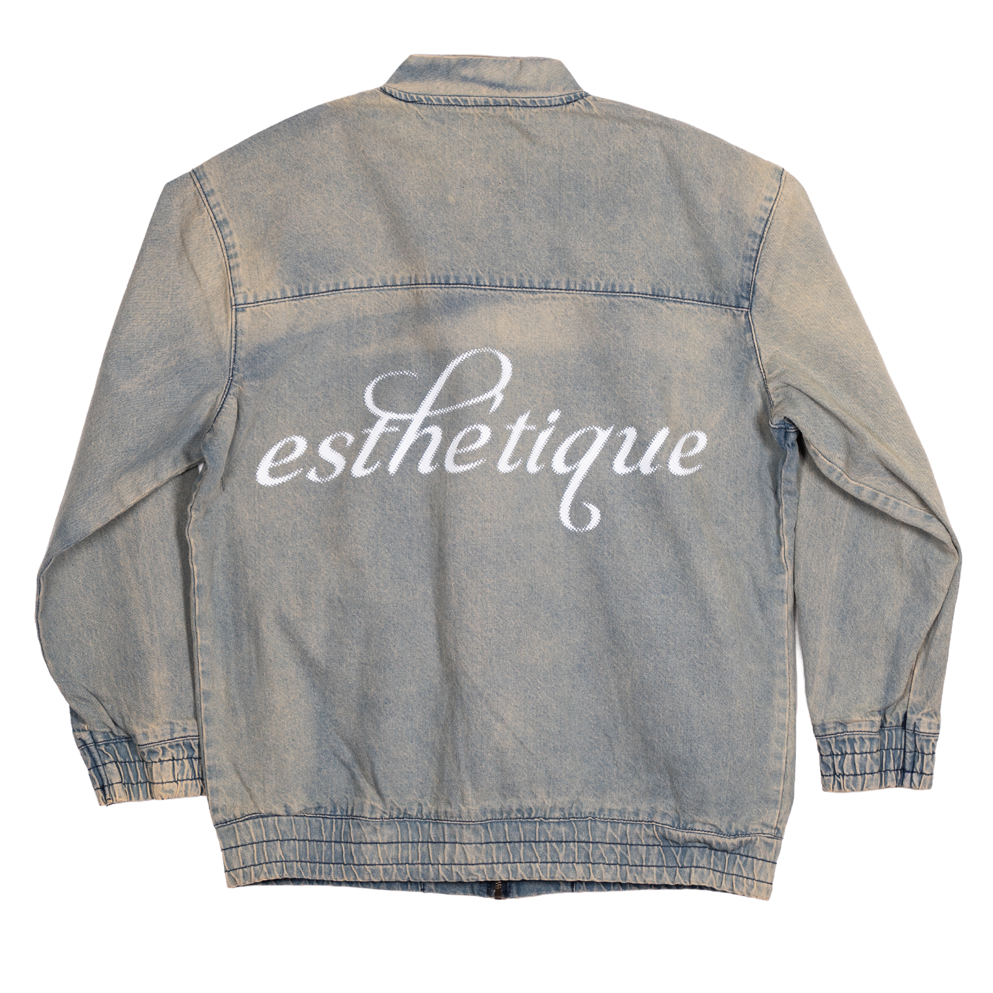 Helle verwaschene Jeansjacke mit weißem „Ésthétique“-Backprint, fotografiert in natürlichem Licht