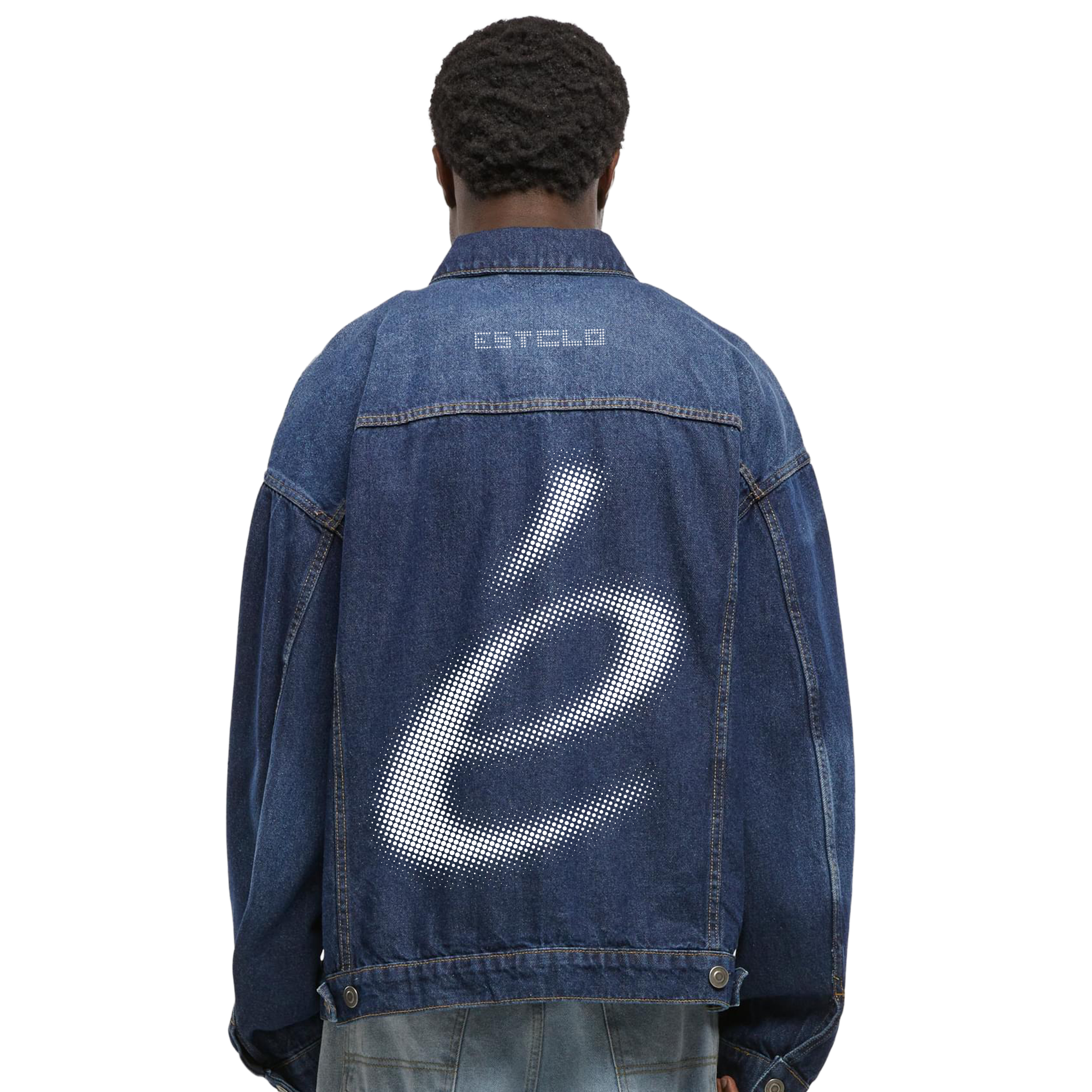 Dunkelblaue oversized Jeansjacke mit großem weißem „é“-Backprint und kleinem estclo-Logo 